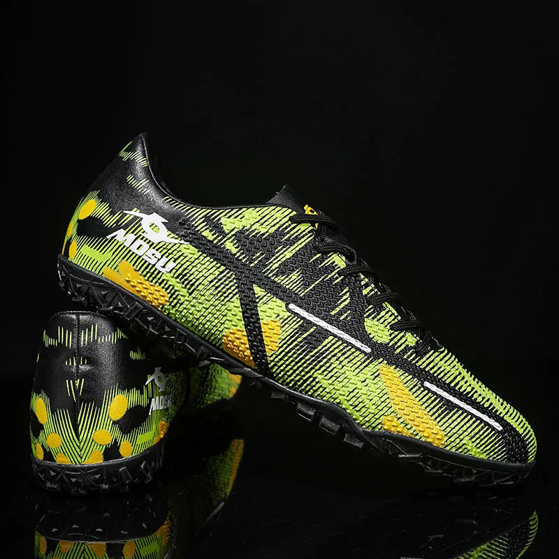New Men Professional Unisex Soccer Shoes Outdoor Futsal Ultralight Soccer Cleats Football Boots Breathable Ultralight Non-Slip