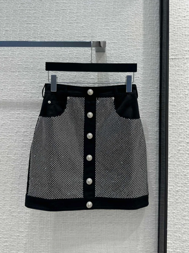 

2024 Autumn/Winter New Fashion Trend Sweet Age Reducing Hot Diamond High Waist Wrapped Hip Half Skirt for Women