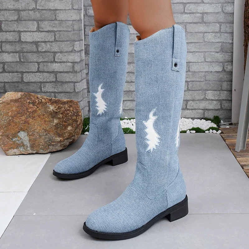 

Женские джинсовые сапоги до колена, синие ковбойские сапоги с круглым носком, на низком каблуке, без застежки, с принтом, осень 2023