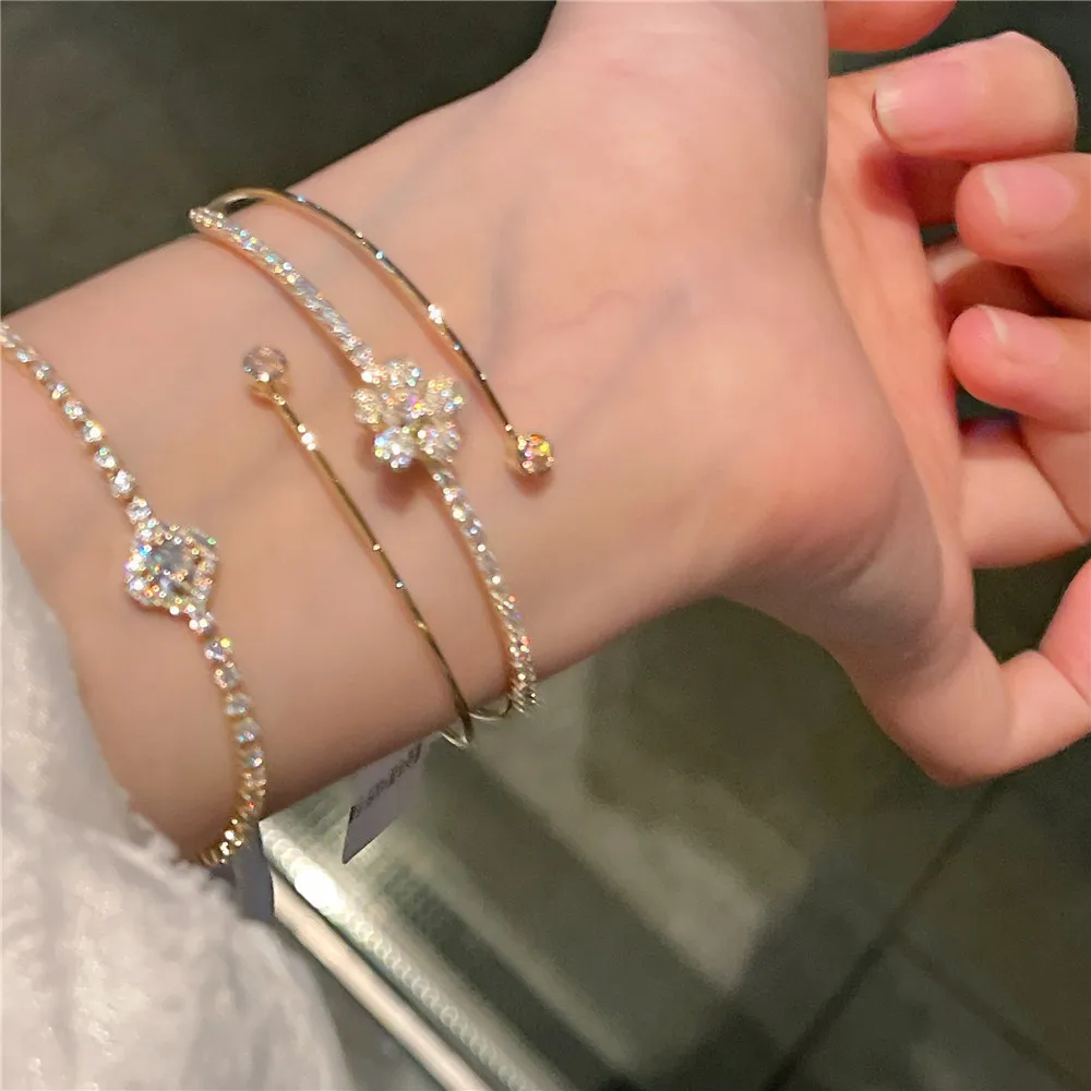

Sweet minimalist three-layer flower bracelet is extremely thin and simple the opening of the bracelet can be adjusted