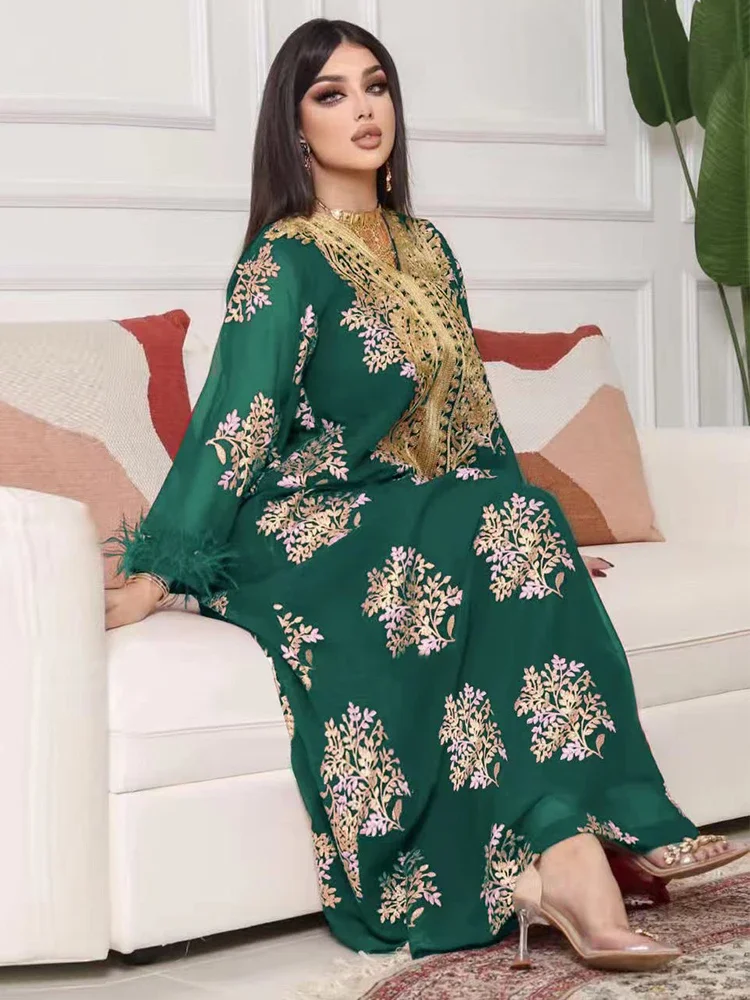 جلابية حمراء بتطريز ذهبي فاخر