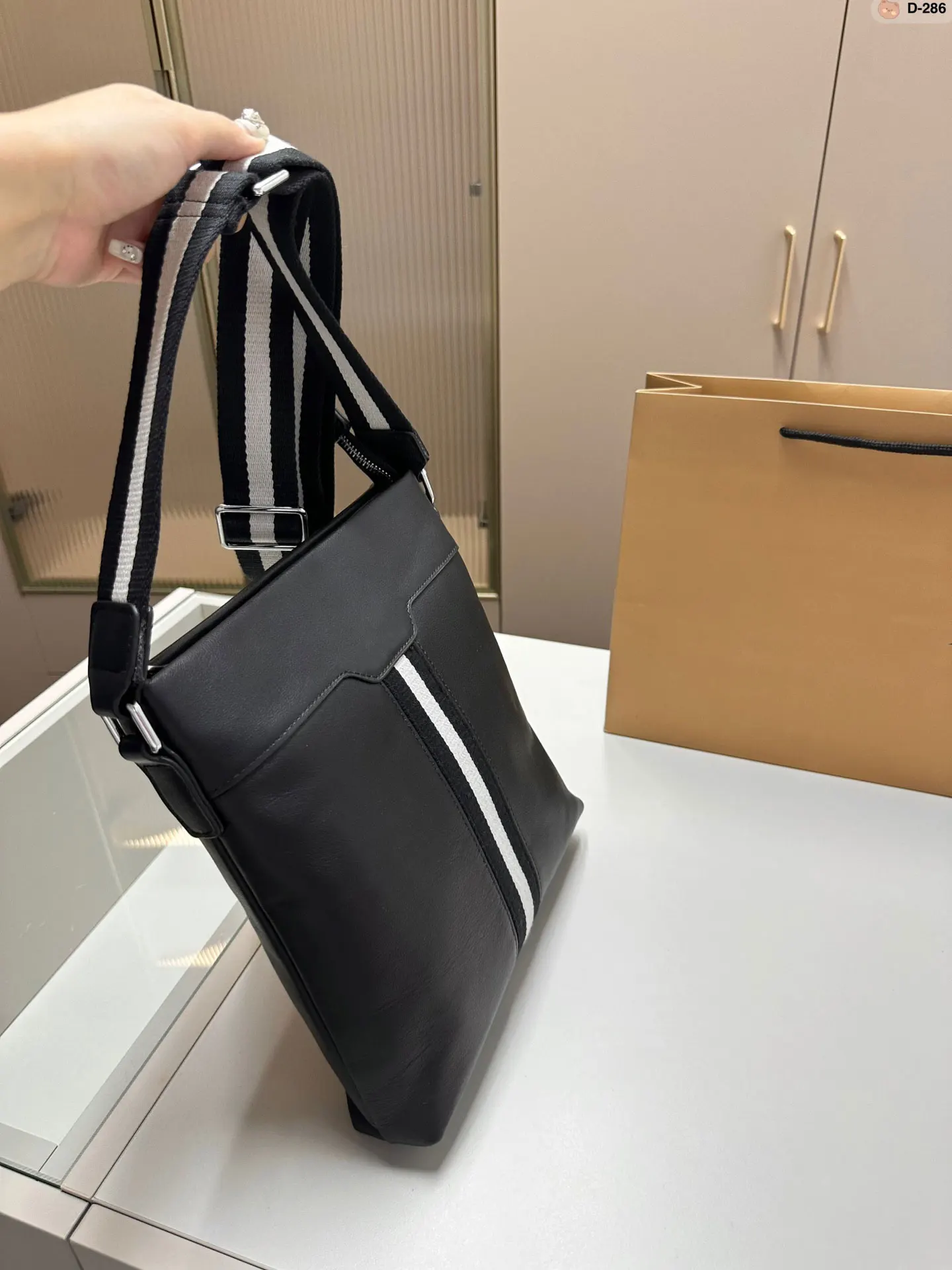 New B Style Men's Bag Leather Fashion Shoulder Bag Fashion Men's Crossbody Bag Business Cowhide Large Capacity Shoulder Bag
