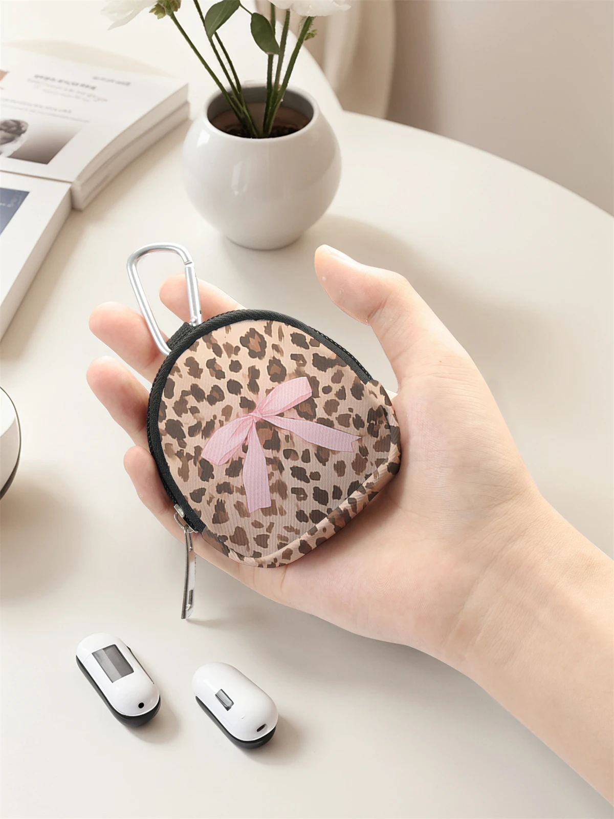 Bow leopard print mini wallet, zipper change bag with hook clip, headphone key bag, suitable for both men and women