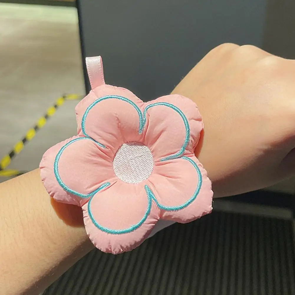 

Fluffy Wrist Accessory Floral Plush Doll Decor Girl Bracelet Stuffed Toy Adorable Buckle Clap Circle Cartoon Accessories Girls