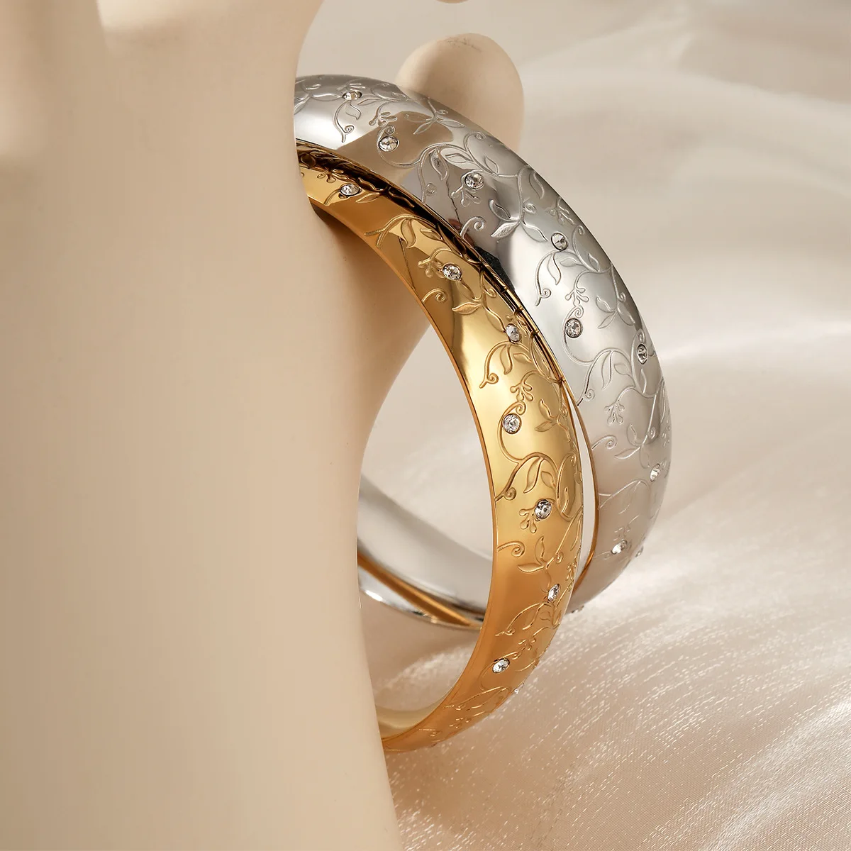 316l Stainless Steel Patterned Wide Waterprood Bangle for Women Lightweight Hypoallergenic 18K Gold Plated Bracelet Punk Jewelry