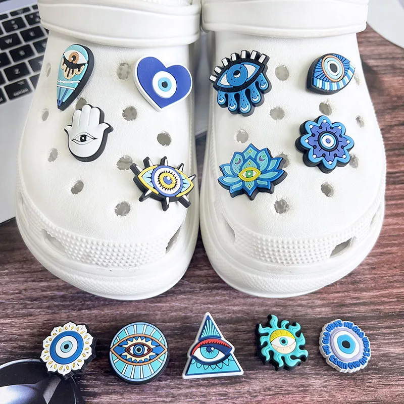 Pin de dijes de zapatos de ojos malvados para Crocs, accesorios de
