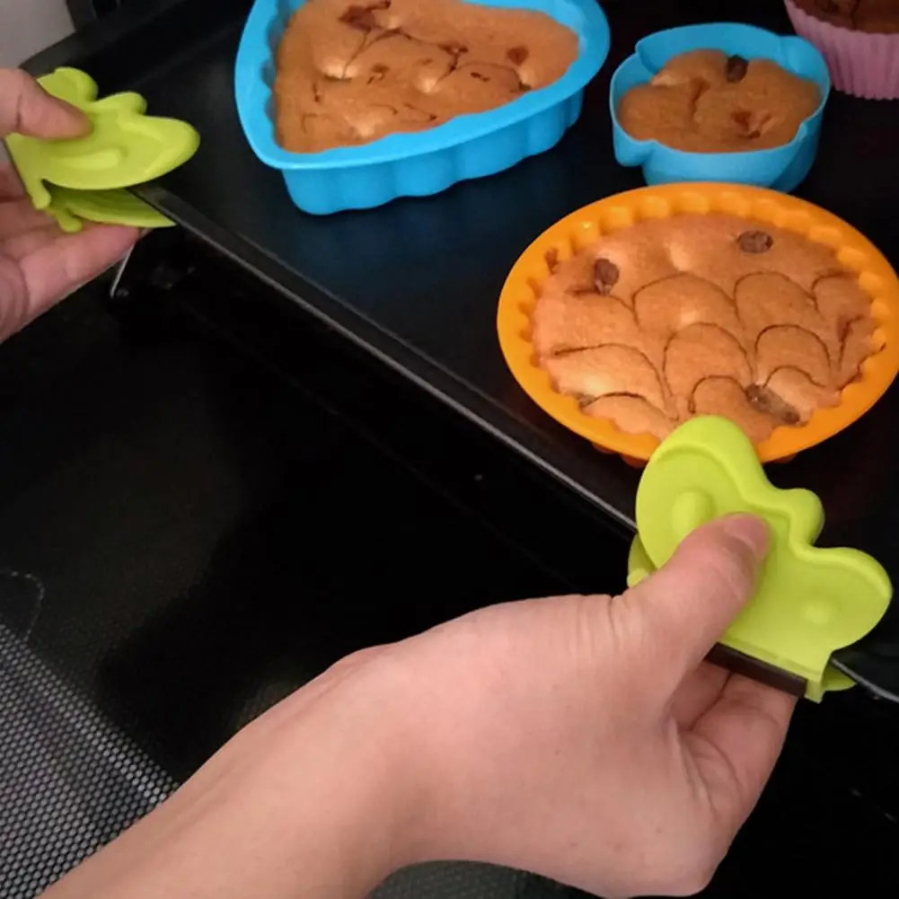 

2Pcs Insulated Gloves Butterfly Shape Magnetic Pot Holder Covers Heat Resistant Silicone Hand Clip for Kitchen