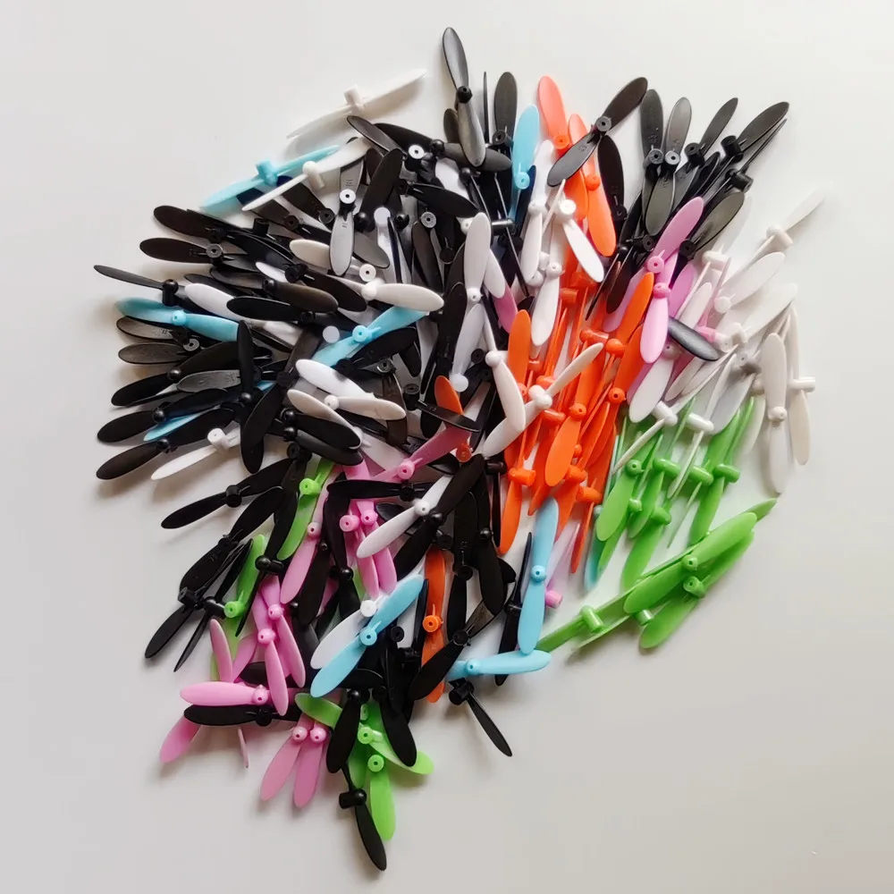 Assortiment d'hélices de drone colorées, achetées en lot pour avoir des pièces de rechange.