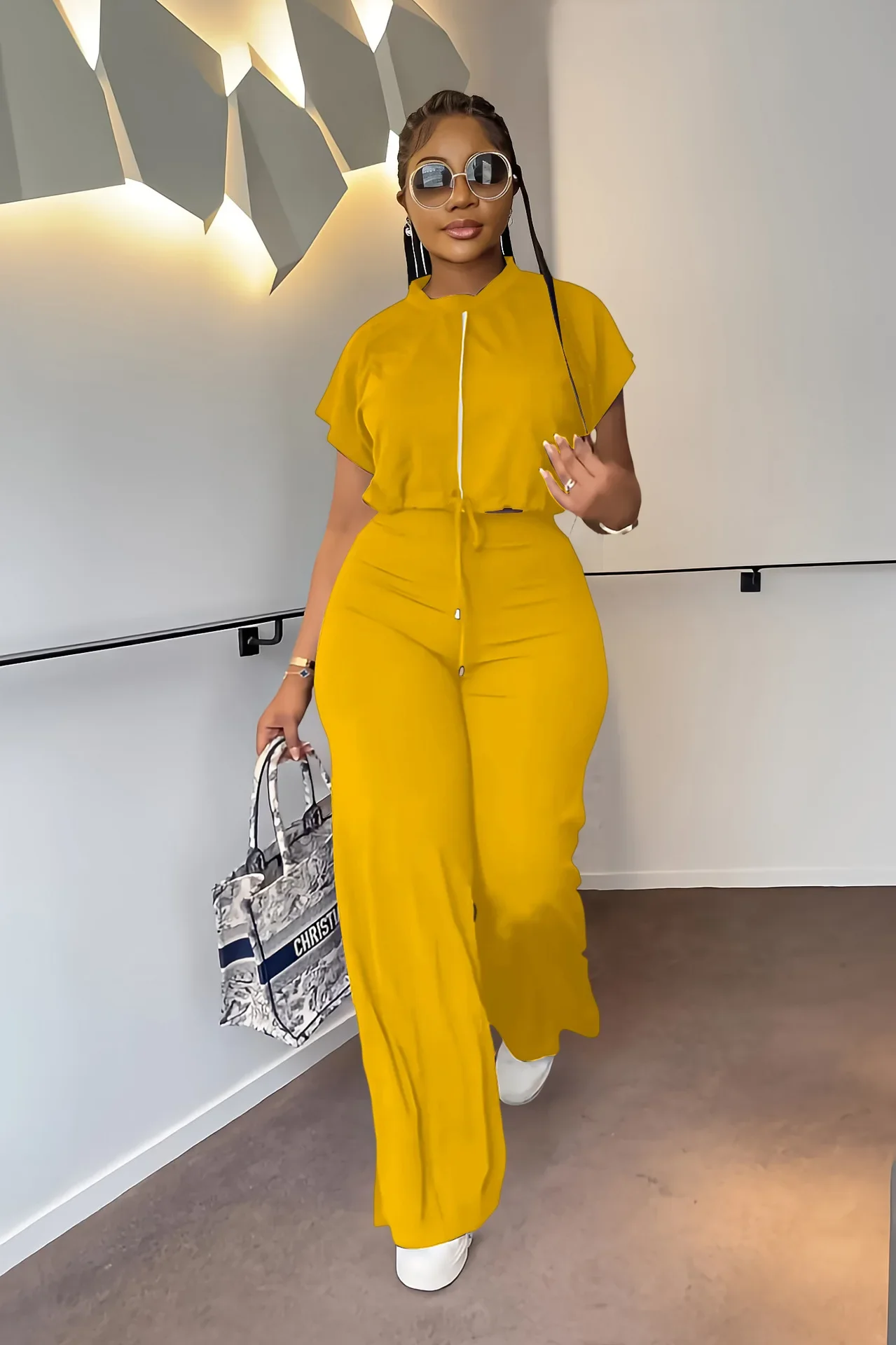 

Женский спортивный костюм из двух предметов, однотонный короткий топ на молнии с коротким рукавом и широкие брюки с разрезом сбоку и высокой талией