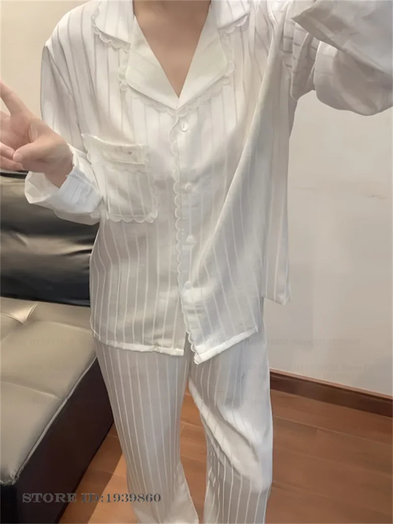 بيجامة حرير دانتيل وردي أنيقة