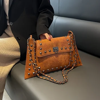 حقيبة كروس أنيقة برشام عتيقة - جلد صناعي مقاوم للماء، حزام قابل للتعديل، لون خالص مع إغلاق قفل قبلة 2