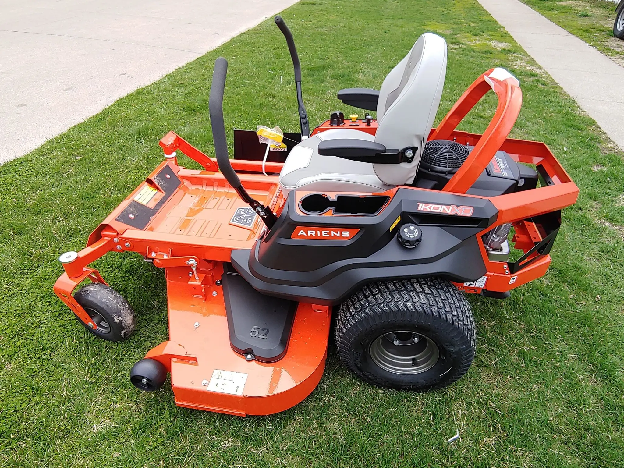 

Текущая 2023 IKON XD-52 (52 ") 24HP Kohler Zero Turn газонокосилка