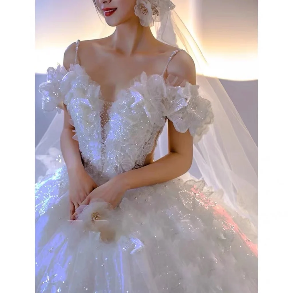 

Shiny White Wedding Dresses Tulle Flower Applique Sequined Off Shoulder Sweep Train Ball Sweetheart Luxury Princess Bridal Gowns