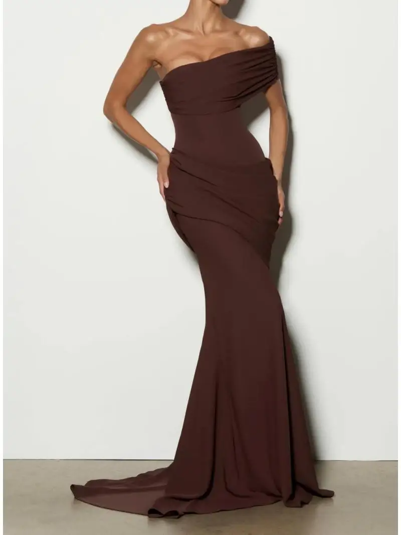 Abito da sera elegante alla francese, stile femminile, con collo obliquo e spalle scoperte, sexy, slim fit, a vita e in tinta unita, di alta qualità.