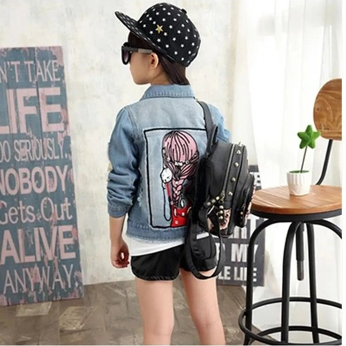 

Children's Loose Top Jacket 2022 Spring New Girls Retro Denim Jacket Embroidered Baby Cartoon Out Wear