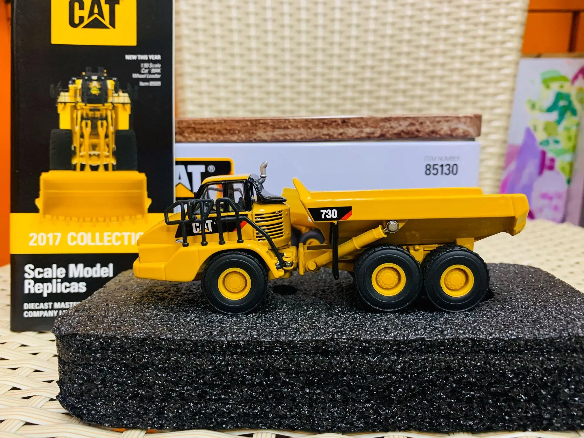 Caterpillar Cat 730 Articulated Truck HO Scale 1:87 By DieCast Masters DM85130
