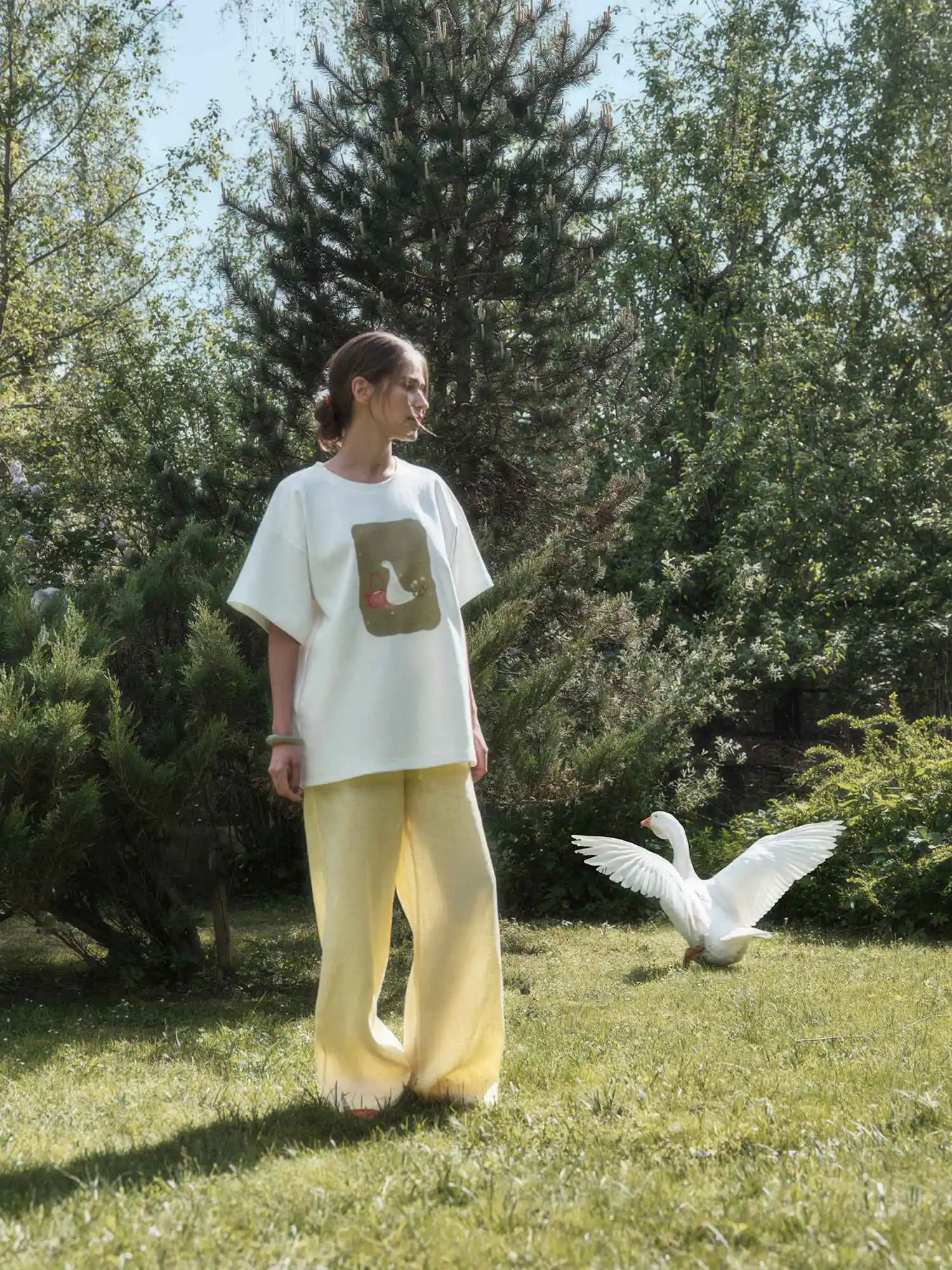 esempio di styling con t-shirt oversize a stampa geometrica