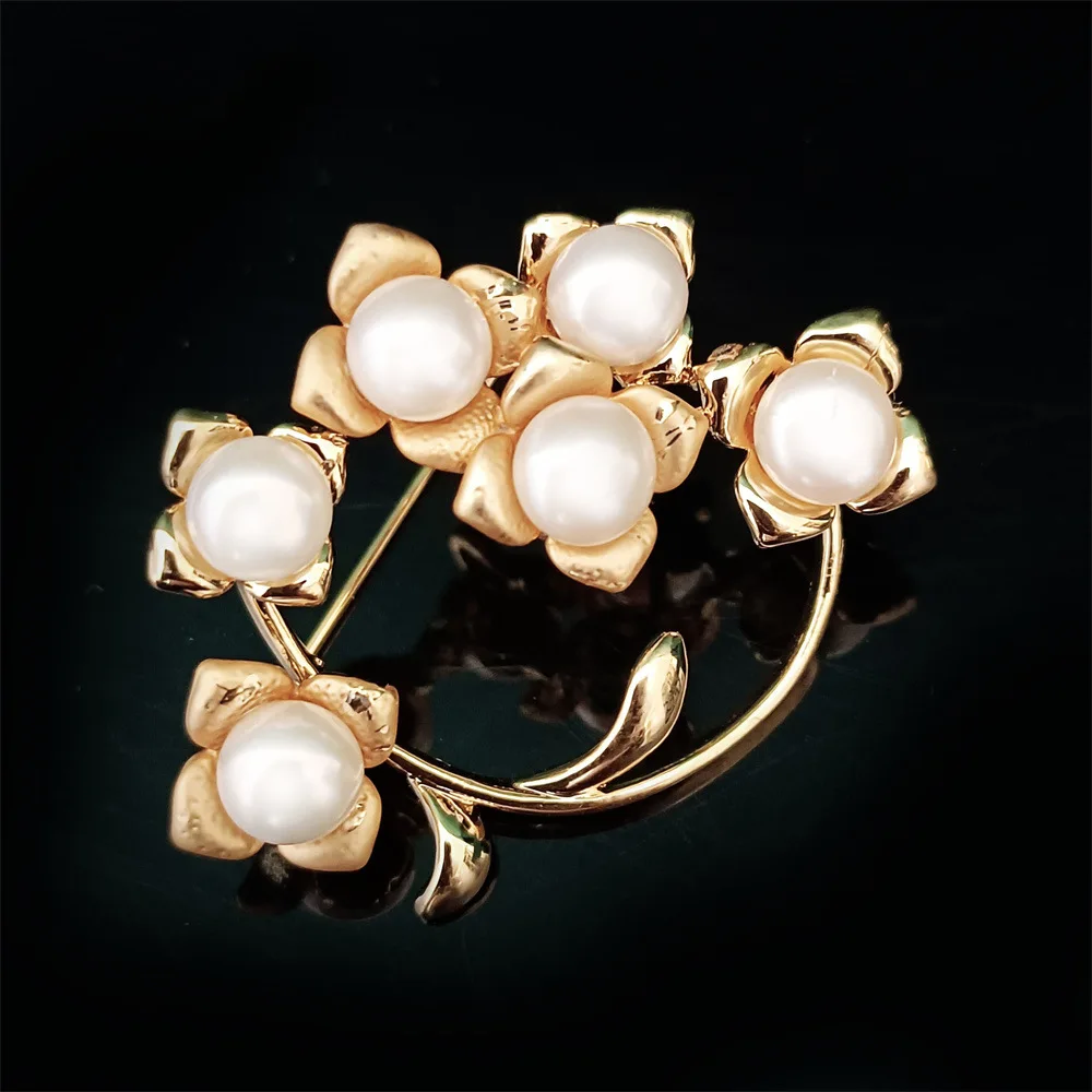 

Elegant and High-end Gold Color Flower Brooch Atmospheric Freshwater Pearl Floral Fashionable Sweater Accessory Scarf Pin
