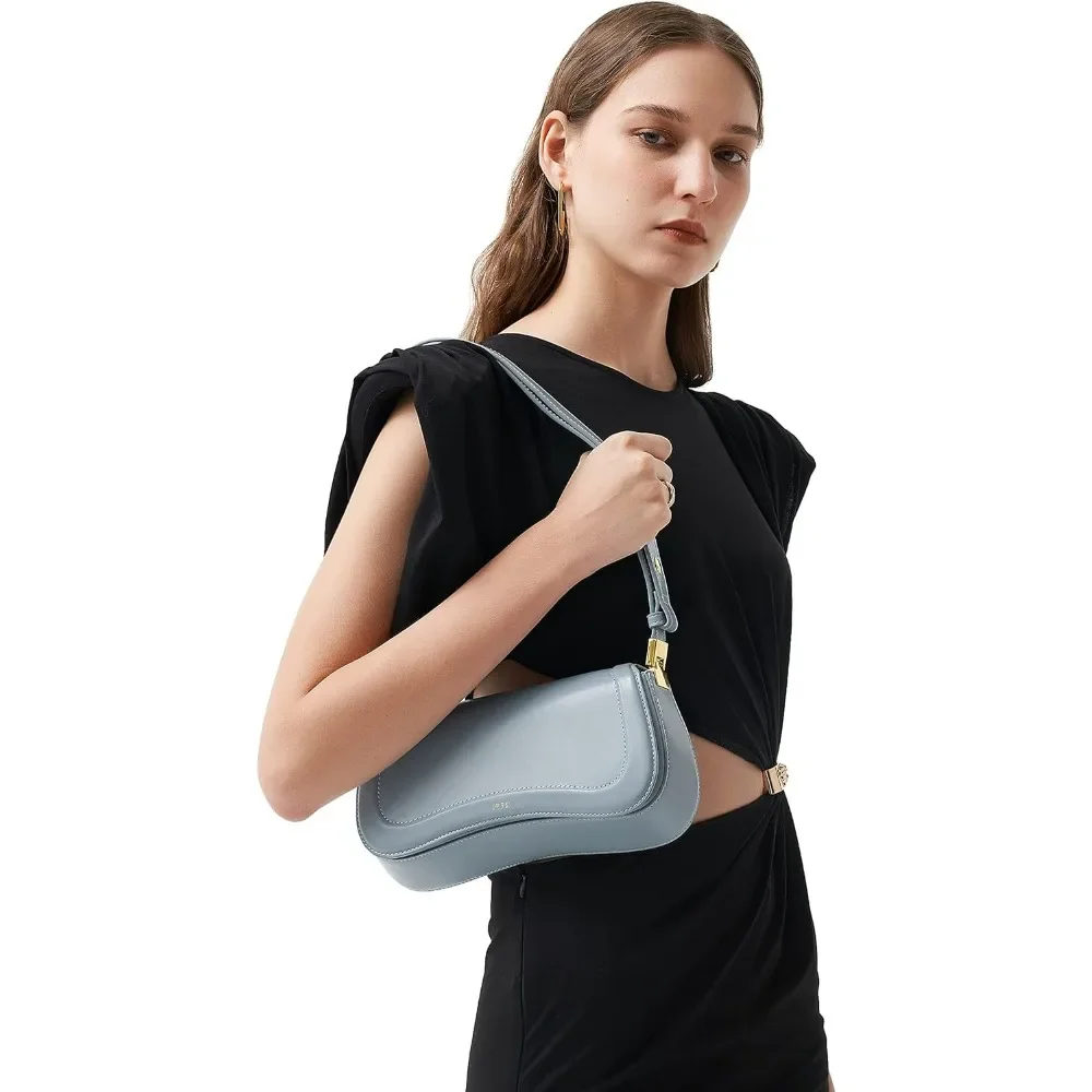 حقيبة كتف نسائية من تصميم JW PEI، باللون الأزرق.
