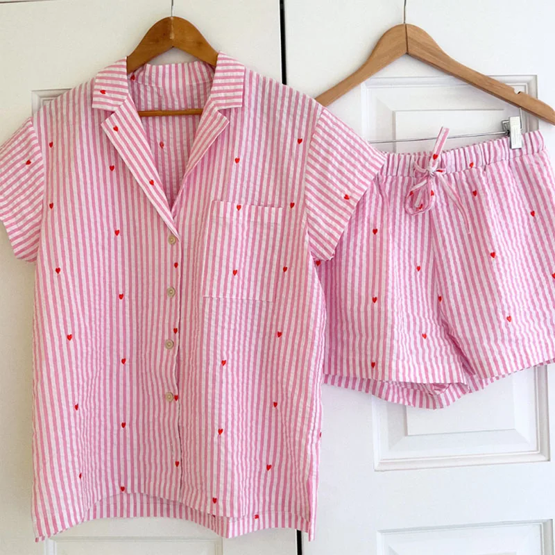 Conjunto de 2 piezas con estampado de estrellas y corazones kawaii, ropa de estar por casa, blusa de manga corta a rayas con botones, camiseta y pantalones cortos, pijamas coreanos para mujer