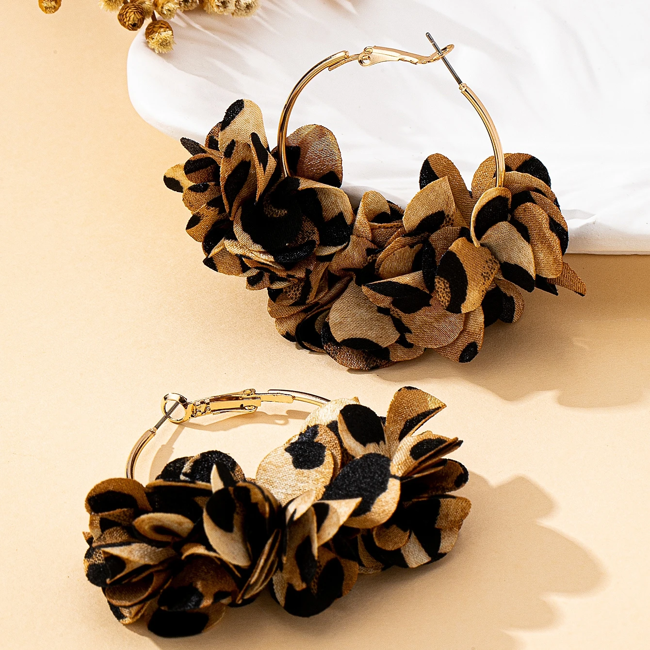 Ein Paar modische Creolen für Damen, elegante Ohrringe mit Blumenmuster aus Stoff, geeignet für den täglichen Gebrauch, Partys und als Weihnachtsgeschenk. – Detail 10