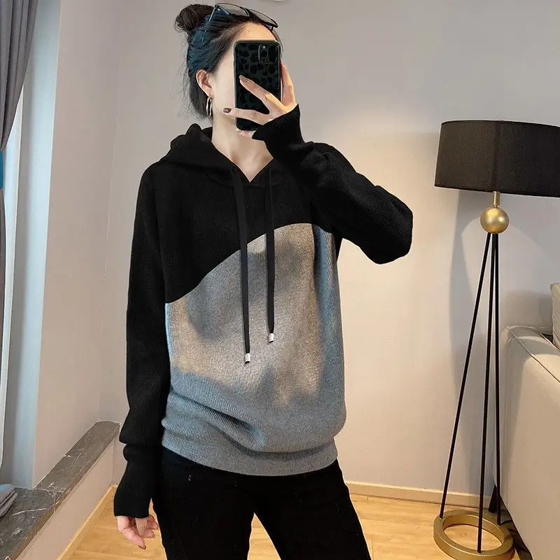 

Женский трикотажный пуловер в стиле пэчворк контрастных цветов, весенние толстовки с капюшоном European station, свободные толстовки с имитацией двух пупок, топы 2023