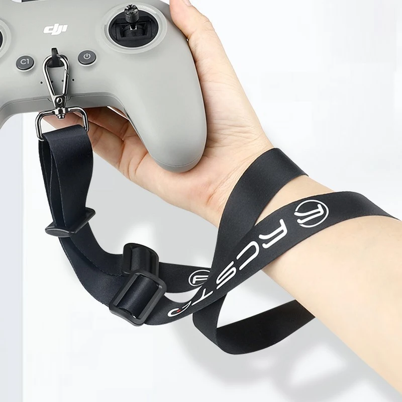 Sangle de cou pour DJI Avata 2, détail du mousqueton et du logo DJI sur la lanière.