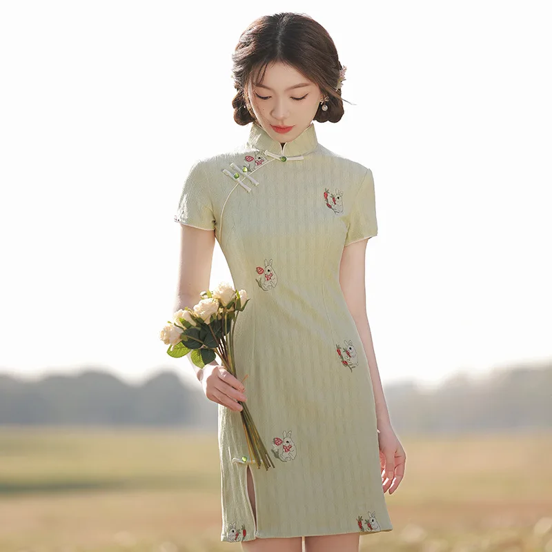 

Элегантный женский короткий халат Qipao весна-лето 2023 Новый Зеленый Молодежный стиль Улучшенный летний женский модный чонсам