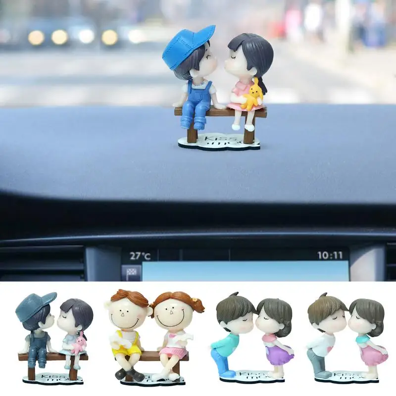 Car Cute Cartoon Coppie Action Figure Coppie Action Interior Dashboard Coppie Kiss Lovers Ornamento Per Accessori Auto