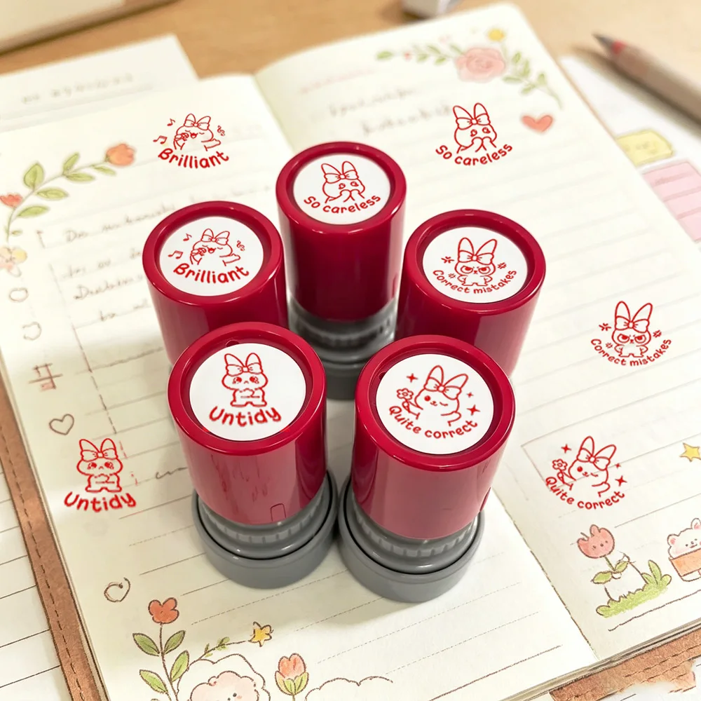 칭찬 스탬프, 오류 교정, 숙제 평가, “똑똑하다”, “정리되지 않음” 등의 비고, 토끼 모티브