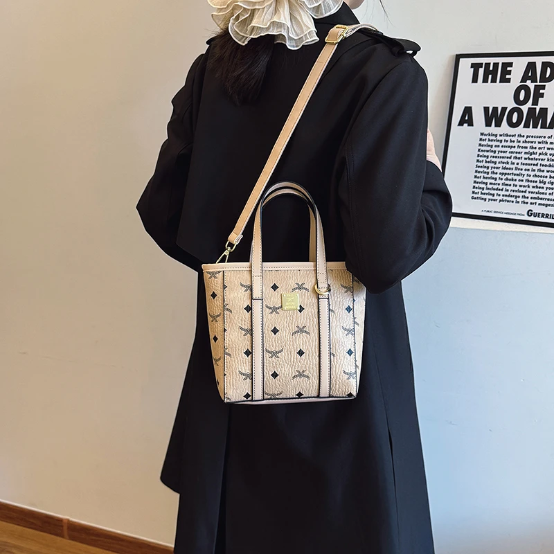 حقيبة كروس بسيطة مع حزام قابل للفصل، وهي محفظة متع...