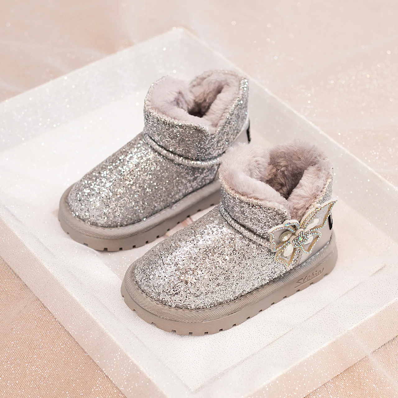 

Girls Shoes Snow Boots 2024 Winter New Bow Tie Casual Plush and Thick anti Slip Soft Sole Childrens Shoes Baby Boot Trend