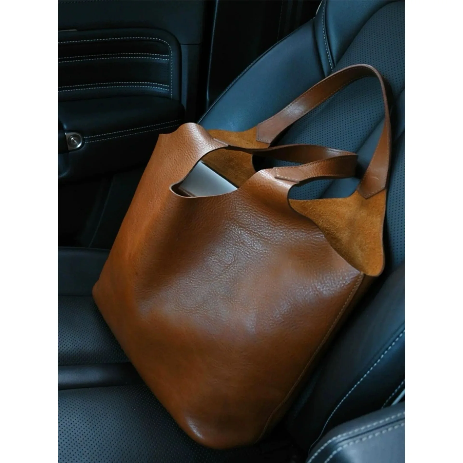 Bolso tote marrón nuevo 2026 para mujer, de gran capacidad, estilo retro, para ir al trabajo, bolso de hombro moderno y versátil, tipo cesta.