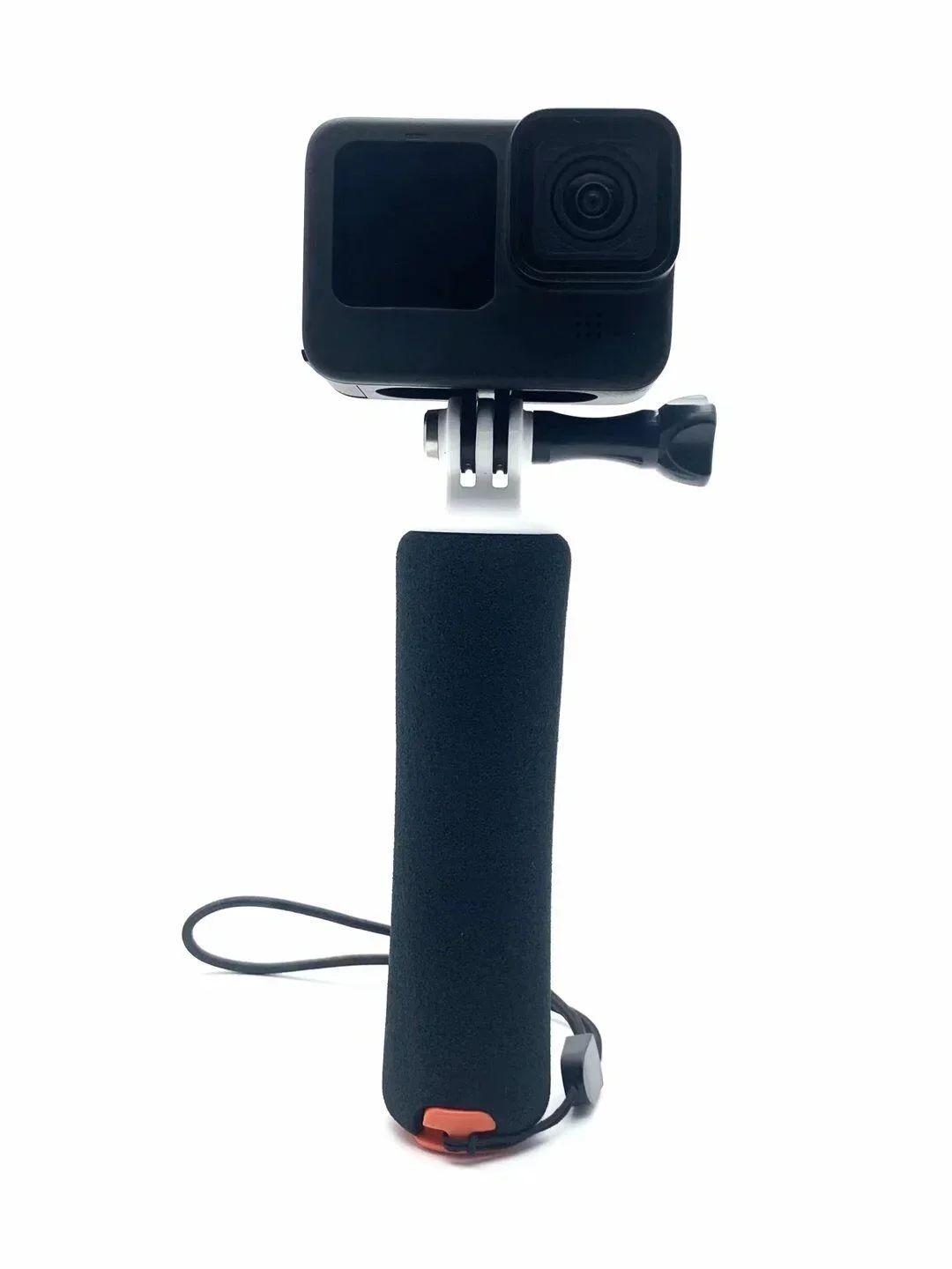 Câble USB enroulé pour caméra action, idéal pour le transport et le rangement.