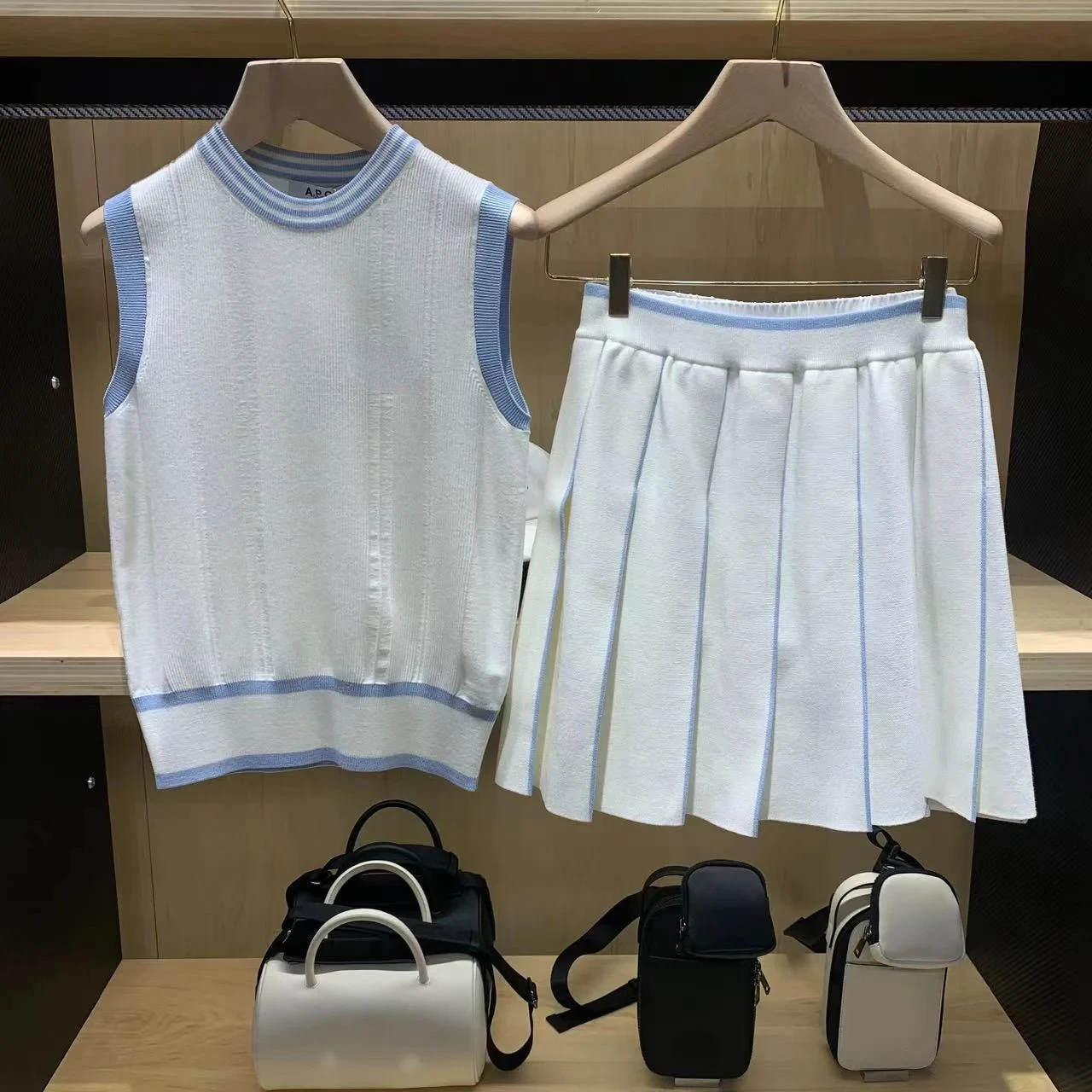

Women's Golf Top Apparel Knitted Set Sleeveless Simple and Elegant Sports High Ball Skirt