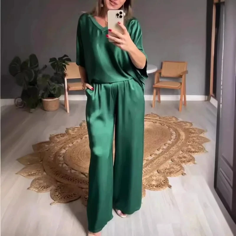Conjunto de Cetim com Decote em V de Duas Peças