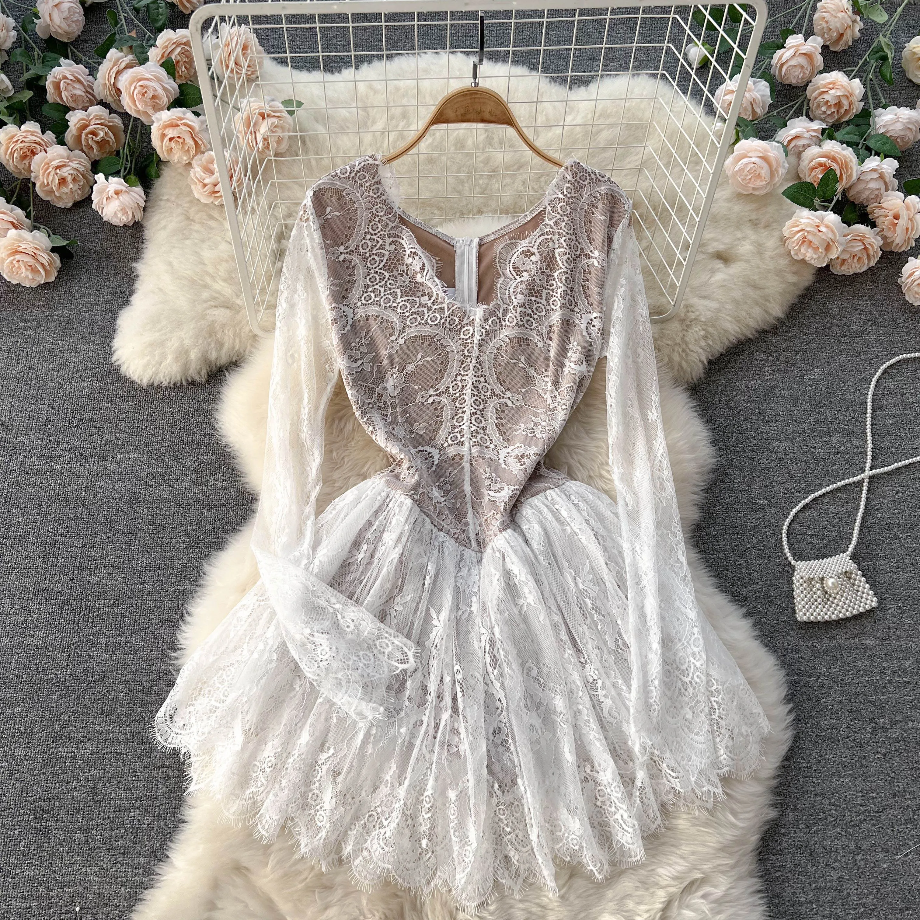 

2022 Spring New French Foreign Celebrities Sexy Fashion Waist Closing a Lace Edge V-neck Lace Dress