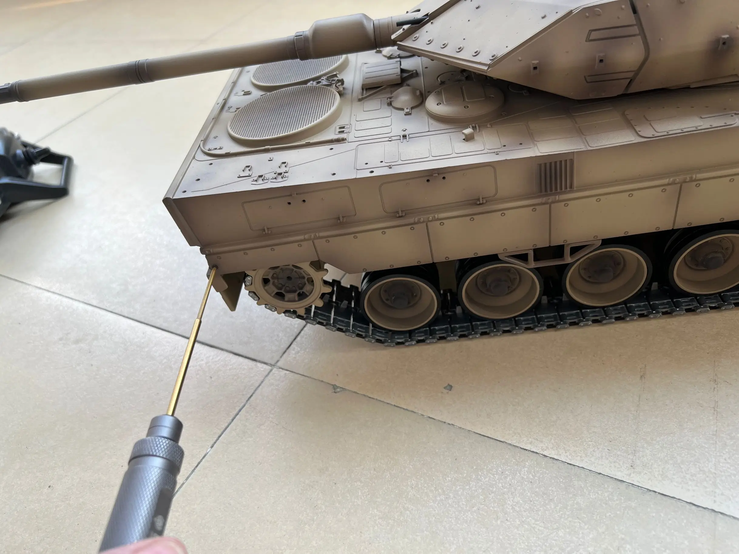 HENG LONG 1/16 Leopard2A6 RC Tank 3889 Ver Full Metal Bottom Chassis Customized Camo Yellow TK7.1 Sound T90 Tiger I M1A2 TH00941 5 HENG LONG 1/16 Leopard2A6 RC Tank 3889 Ver Full Metal Bottom Chassis Customized Camo Yellow TK7.1 Sound T90 Tiger I M1A2 TH00941 5