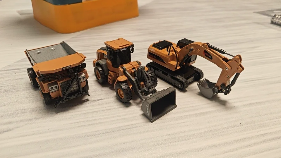Lot de 4 Véhicules RC : Excavatrice, Chariot Élévateur A/B, Tramway - Télécommandés