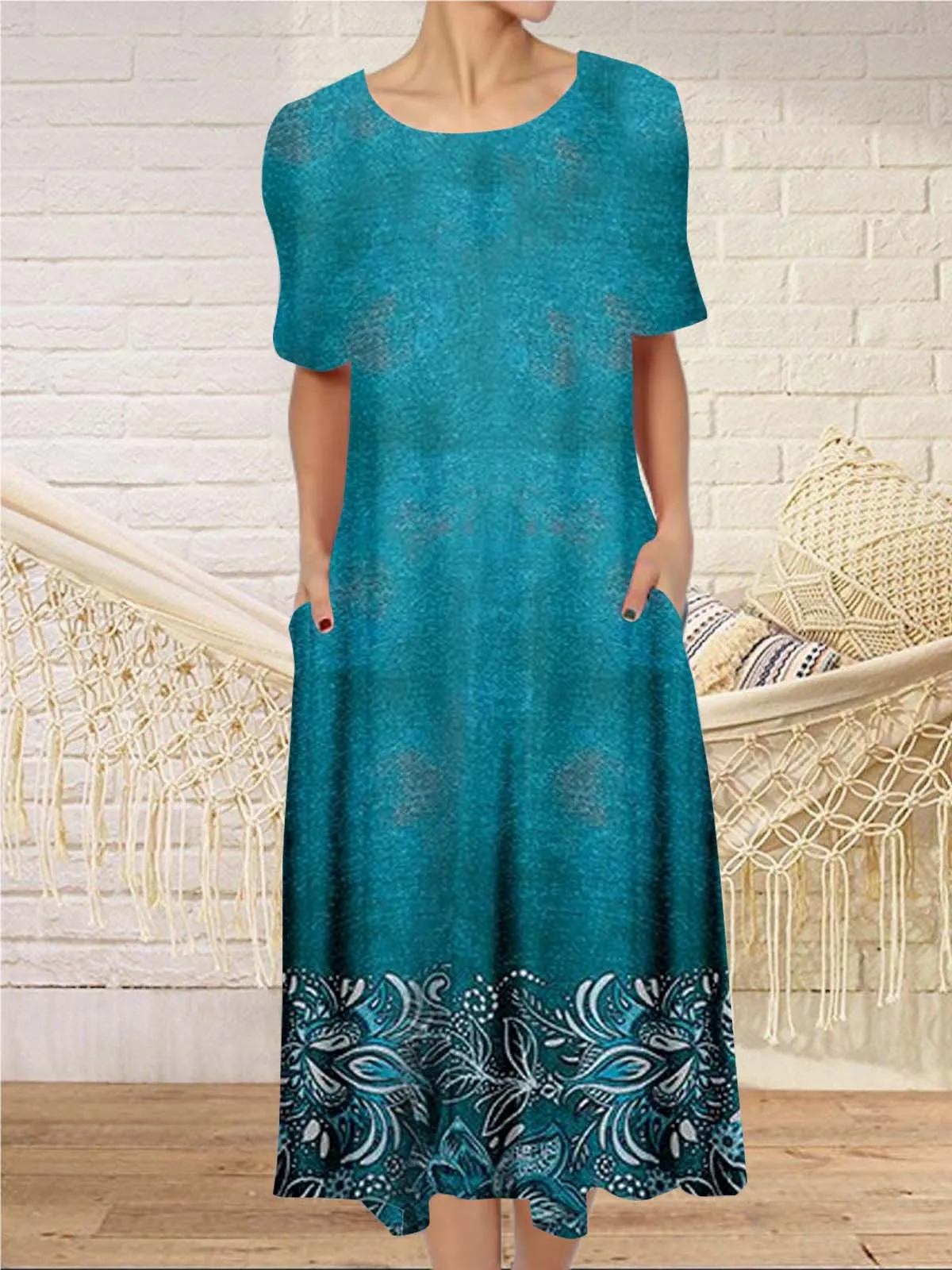 

Plus Size Women's Short Sleeve Scoop Neck Floral Printed Midi Dress With Pockets