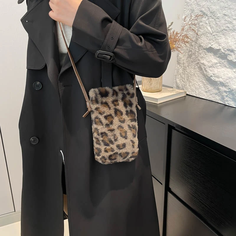 Fashion Women Cow Print Mini Shoulder Bags Female Winter Plush Underarm Bags Leopard Zebra Pattern Fluffy Tote Bags Small Purses