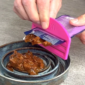 Strumento pratico per spremere cibo per gatti, ausilio per l'alimentazione degli animali domestici, design compatto, plastica resistente, materiali sanitari, alimentatore per rifiuti zero