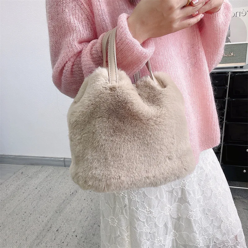 Impresionante bolso de mano tipo cubo de piel sintética de conejo suave para mujer, bolso de hombro de felpa esponjosa de invierno, elegante bolso de fiesta de moda urbana para chicas.