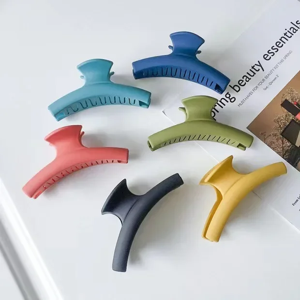 

2023 Summer Korean Color Matte Hair Claw Grap Simple Fashion Shower Hairpin Headwear Hair Accessories for Women