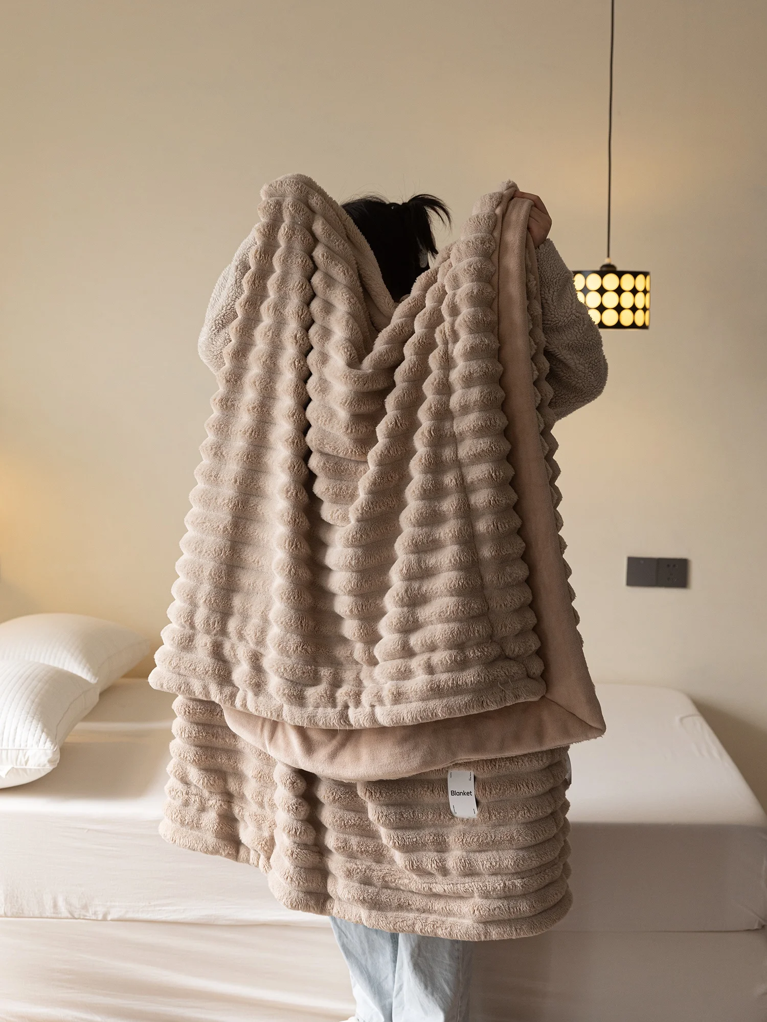 ���ΰ� ��Ÿ�� ��Ʈ�� �׸��� 3 ���� ��Ʈ������ ��ī�� ��� ������ �ܿ� ��Ʈ ������ �ܿ� ħ�� ���� ��� ��