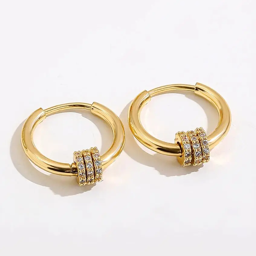 Trendy Kleine Runde Gold Farbe Edelstahl Huggies Creolen für Frauen Zirkonia CZ Triple Gear Charm Ohrringe Ohr Schnalle