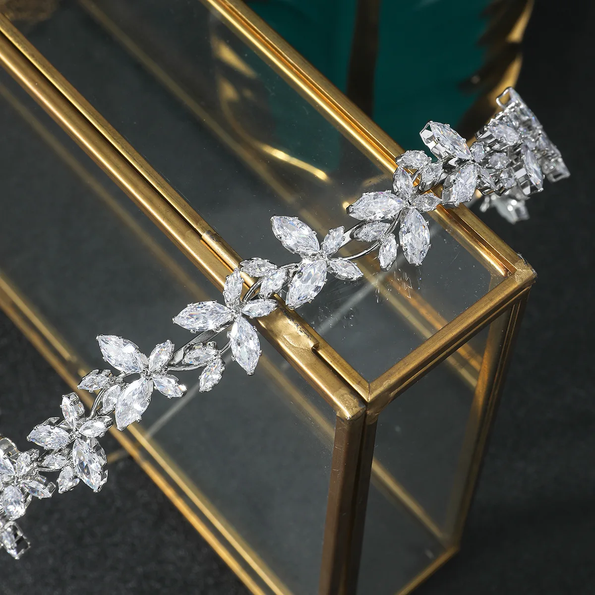 YCDZSWWL wykwintna ręcznie robiona korona ślubna z motylem cyrkonii, luksusowa biżuteria do włosów na imprezy