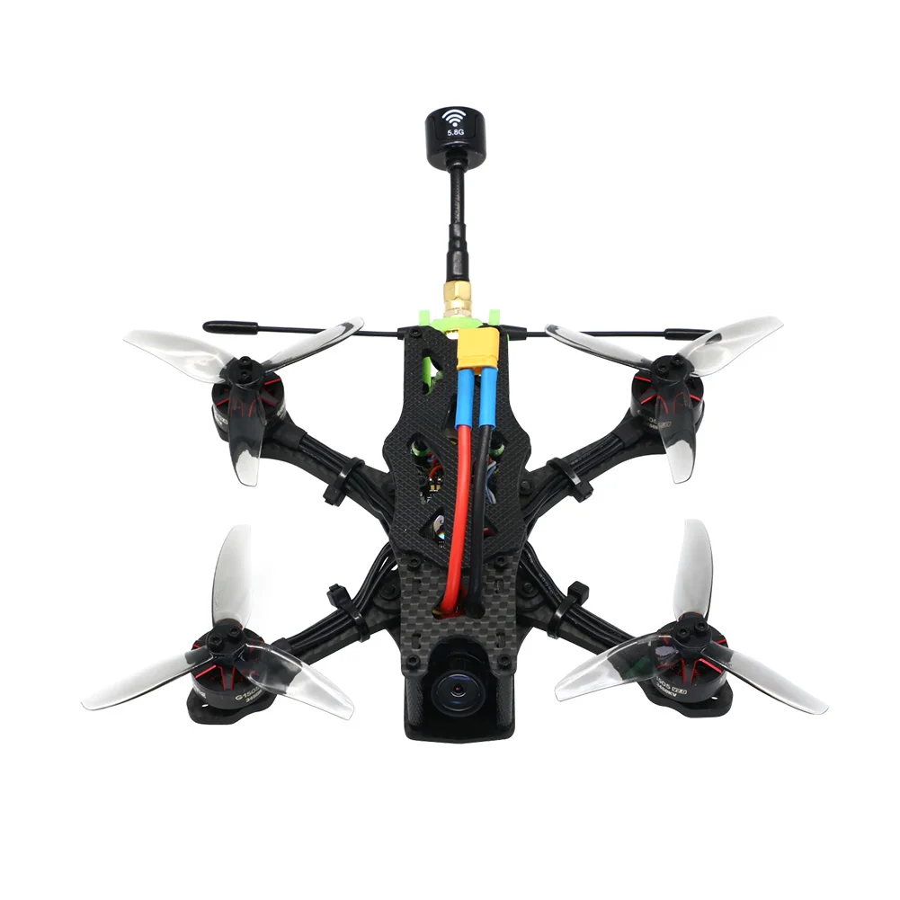 Gros plan sur le drone FPV Apex3, moteurs et connecteurs visibles, design robuste pour la compétition.