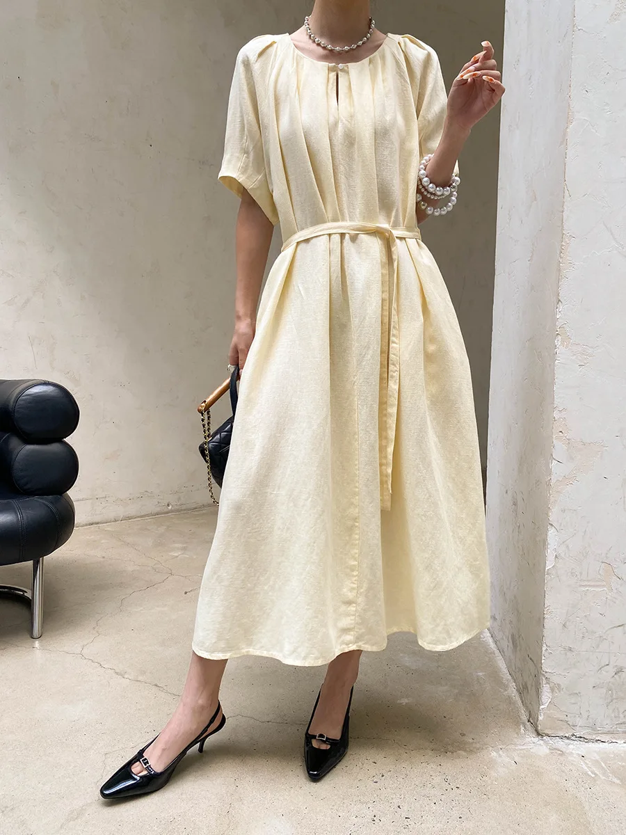 Sommerliches Damenkleid in unifarbenem Design mit plissierter Taille und Rundhalsausschnitt.