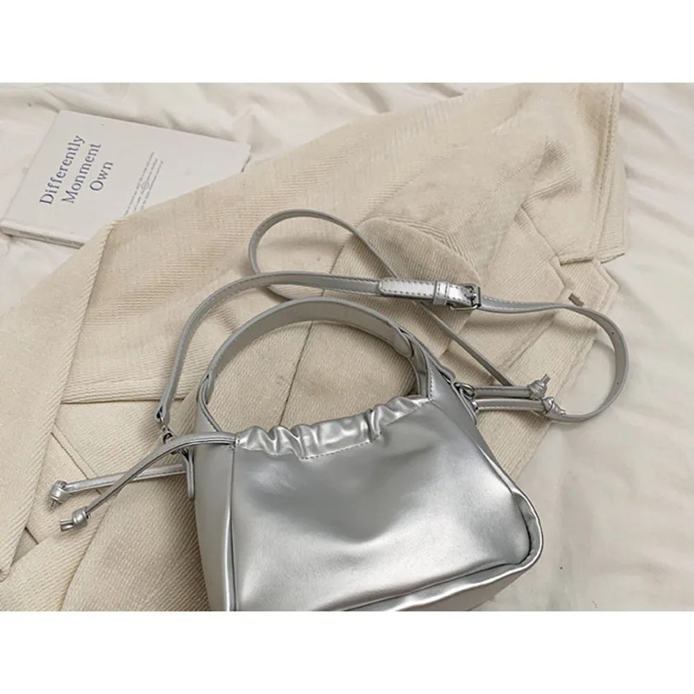 Korean version fashionable drawstring handbag for women 2024 new large capacity bucket commuting versatile shoulder_voghion.com